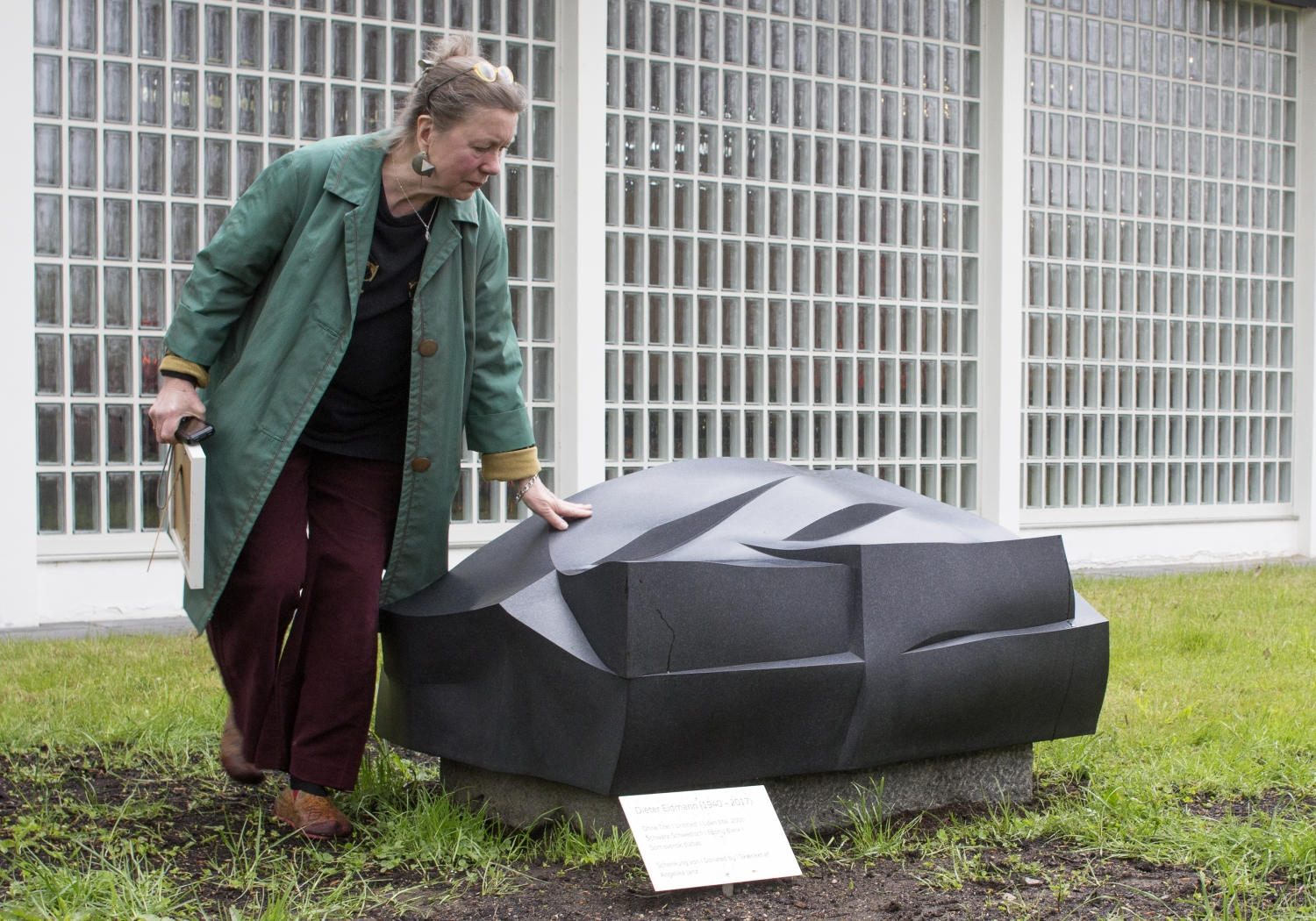 Angelika Janz genießt die spannungsreiche Struktur und feine Oberfläche der Skulptur